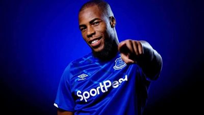 رسميا.. إيفرتون يضم مدافع موناكو