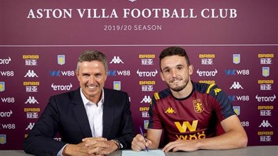 أستون فيلا يقطع الطريق على مانشستر يونايتد بالتجديد لنجم الفريق