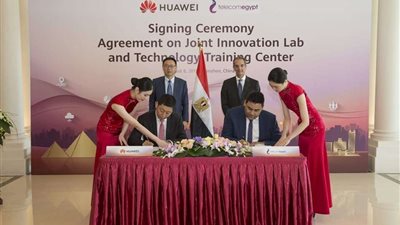 توقيع اتفاقية تعاون بين الشركة المصرية للاتصالات وشركة هواوي