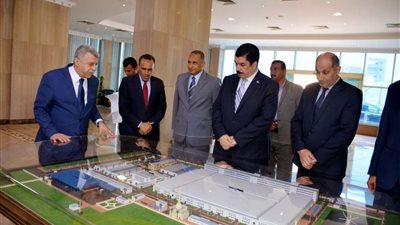 محافظ القليوبية يتفقد شركة بنها للصناعات الإلكترونية