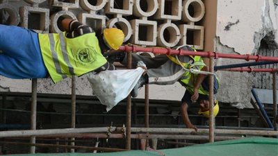 بالصور.. عمال المقاولون العرب يواصلون أعمال ترميم المعهد القومي للأورام