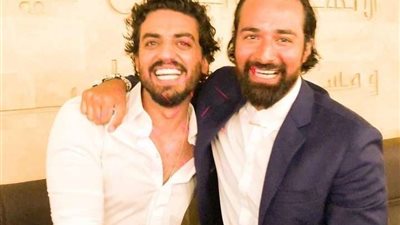 إسلام جمال يهنئ أحمد حاتم بكتب كتابه