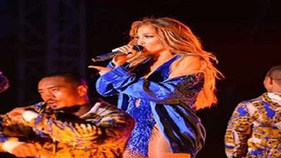 جنيفر لوبيز تحتفل بعيد ميلادها مع الجمهور بحفل العلمين