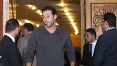 بالصور.. نجوم الفن يتوافدون على جنازة طليقة أحمد السعدني
