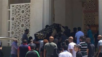 عشرات المواطنين ونجوم الفن يشيعون جثمان طليقة أحمد السعدني