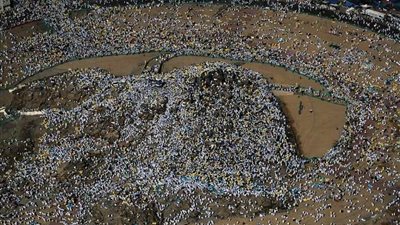 شاهد.. الأمطار الرعدية تداعب وجه ضيوف الرحمن في يوم عرفة