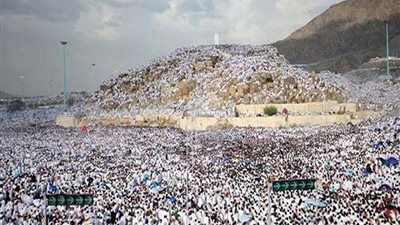 بث مباشر.. الحجاج يؤدون الركن الأعظم بالوقوف على عرفات