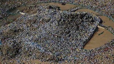 2.5 مليون حاج ينفرون إلى مزدلفة بعد أداء ركن الحج الأعظم (فيديو)