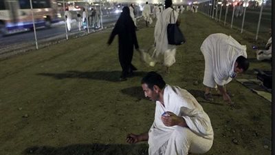 حجاج بيت الله يصلون مزدلفة ويبدأون جمع الجمرات