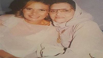 يسرا تبعث رسالة مؤثرة لوالدتها.. من جبل عرفات