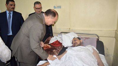 محافظ الفيوم يزور مرضى المستشفى العام ودور الأيتام والمُسنين لتهنئتهم بالعيد