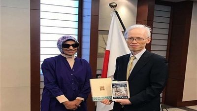 سفير اليابان بالقاهرة يلتقي نجلة الراحل نجيب محفوظ (صور)