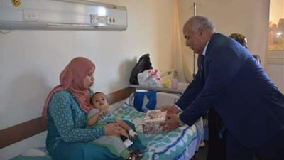 الزملوط  يزور المرضى بمستشفى الخارجة العام  ويقدم هدايا العيد لهم