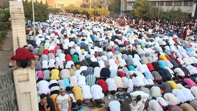 شاب يصلي على سور أكاديمية الفنون بالعمرانية.. 