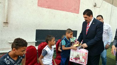 محافظ القليوبية يشارك الأطفال الأيتام والمرضى بالمستشفيات فرحة عيد الأضحى