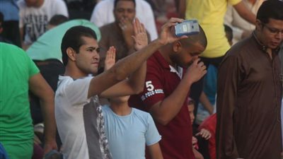 بالصور.. الشباب يلتقطون السيلفي بعد أداء صلاة عيد الأضحى