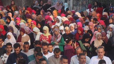 بالصور.. المواطنون يؤدون صلاة العيد بمنطقة العمرانية