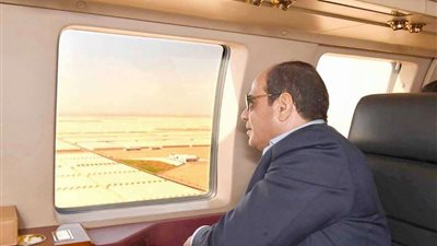 من الطائرة.. الرئيس يتفقد مشروعات الصوب الزراعية بقاعة محمد نجيب