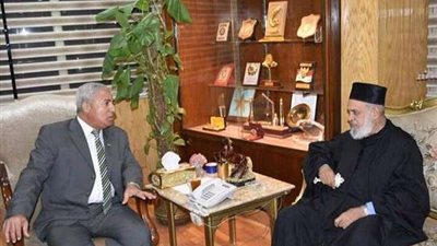 راعي كنيسة الأقباط الكاثوليك يهنئ محافظ أسوان بعيد الأضحى