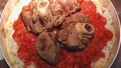 أكلة مصرية أصيلة.. تعرفي على طريقة عمل الفتة بالخل والثوم