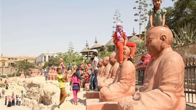 إقبال المواطنين على الحديقة اليابانية بحلوان (صور)