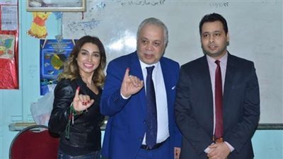 بالفيديو..أشرف زكى وروجينا يدليان بصوتهما فى ميدان لبنان