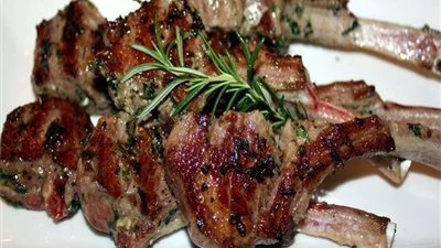 أكلات العيد.. طريقة تتبيل اللحم المشوي في الفرن