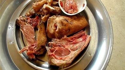 قبل ذبيحة الأضحية.. أسهل طريقة لتنظيف وتقطيع رأس الخروف