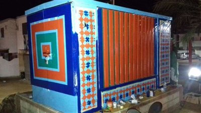 أكشاك كهرباء الخارجة تتزين بأيدي طالبات ومعلمات 