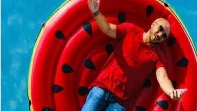 محمود العسيلي ينشر صورة له من داخل بطيخة