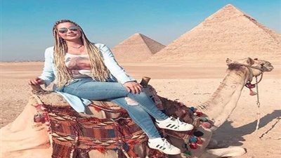 بالصور.. نسرين طافش تستعرض جولتها في أهرامات الجيزة