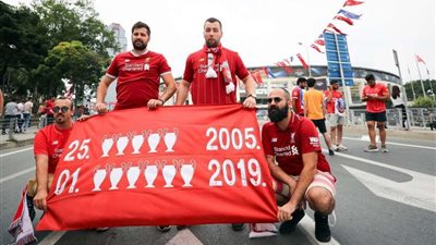 بالصور.. جماهير ليفربول وتشيلسي تتوافد على ملعب فودافون أرينا