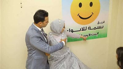 عروسان يحتفلان بخطوبتهما داخل دار بسمة للإيواء