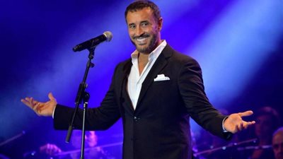 معجبتان يقتحمن مسرح كاظم الساهر.. تعرف على رد فعل القيصر