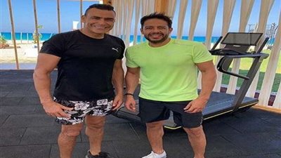 بالكرة والمايك.. محمد حماقي يتحدى الحضري بضربات الجزاء 