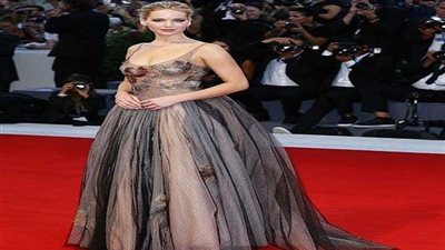 في عيد ميلادها.. فساتين مبهجة من دولاب جينيفر لورنس