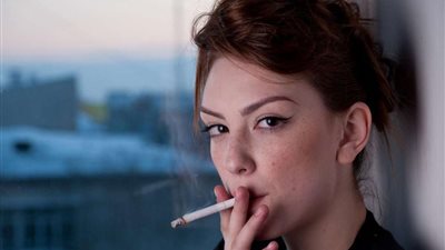 ما حكم مجالسة الصائم للمدخن؟.. الإفتاء تجيب