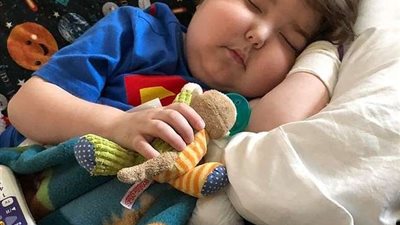 مرض مجهول يمنع طفل أمريكي من تناول الطعام لـ6 سنوات