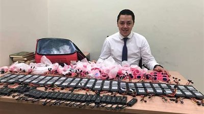 ضبط ساعات وأجهزة تجسس بحوزة راكب بمطار القاهرة