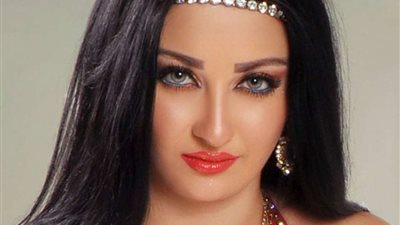 بسبب السباحة في الطين.. صافيناز تثير الجدل على 
