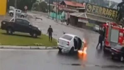 الصدفة تنقذ سيارة من خطر الاحتراق (فيديو)