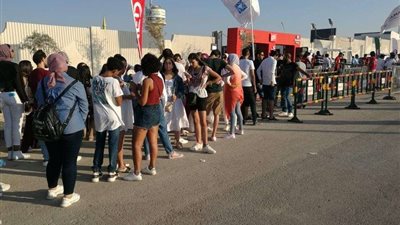 جمهور الهضبة يحتشدون بالآلاف أمام مقر حفلته في الساحل الشمالي (صور)