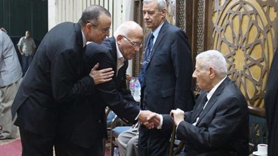 مكرم محمد أحمد يصل إلى عزاء شقيقته