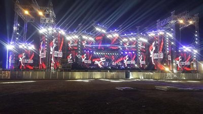 مسرح حفل عمرو دياب يضيء سماء مدينة العلمين (صور)