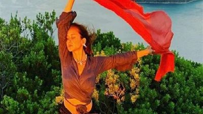 إطلالة جذابة لنيلي كريم داخل حمام السباحة
