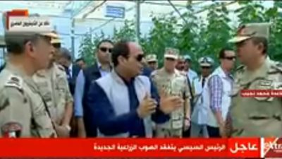 الرئيس يجري جولة تفقدية داخل الصوب الزراعية الجديدة
