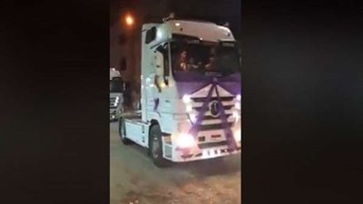 شاهد.. موكب سيارات نقل ثقيل في زفة عروسين بالشرقية
