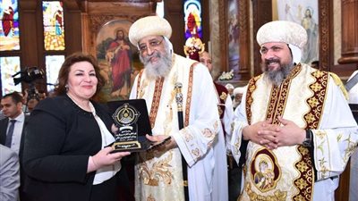 البابا تواضروس يكرم أمينة المواطنة بمستقبل وطن تقديرا لدورها الوطني (صور)