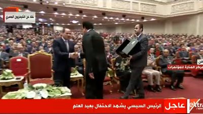 وزير التعليم العالي يهدي الرئيس السيسي درع احتفالية عيد العلم