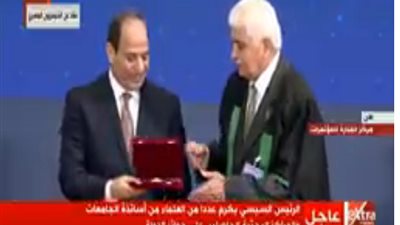 الرئيس السيسي يكرم عدد من العلماء وأساتذة الجامعات بمناسبة عيد العلم